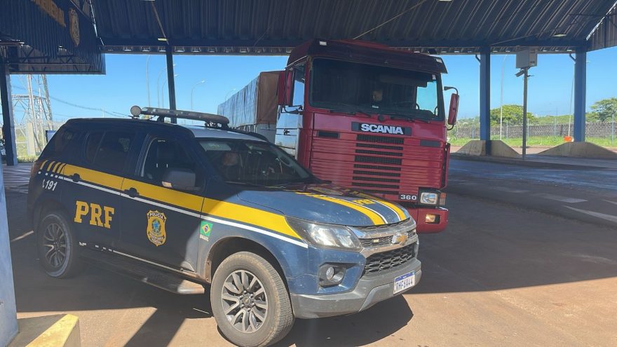 PRF intercepta caminhão com 800 caixas de cigarros do Paraguai