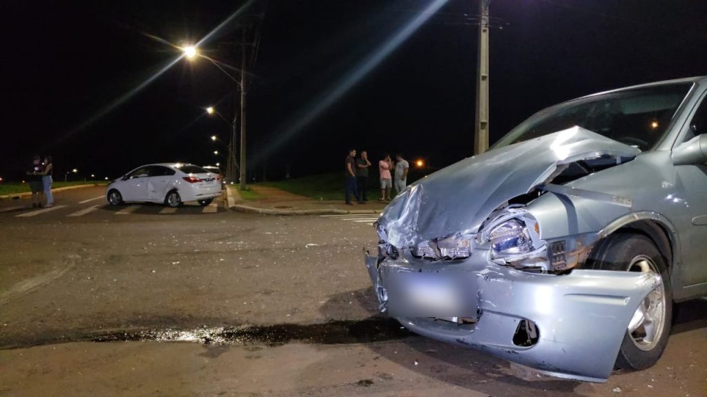 Parte frontal de veículo fica destruída após acidente de trânsito no Recanto Tropical