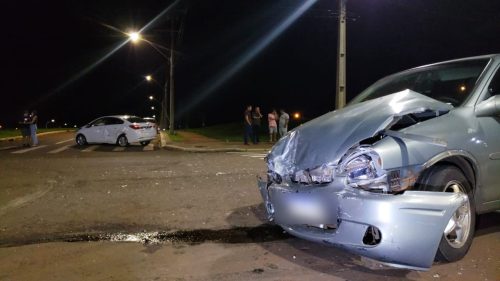 Imagem referente a Parte frontal de veículo fica destruída após acidente de trânsito no Recanto Tropical