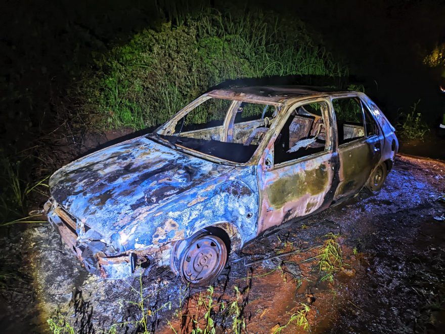 Ford Fiesta sem placas pega fogo misteriosamente na BR-277 em Santa Tereza do Oeste