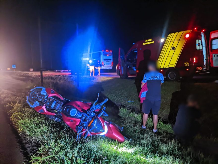 Suspeita de fratura: Jovem motociclista é socorrido após acidente na BR-277