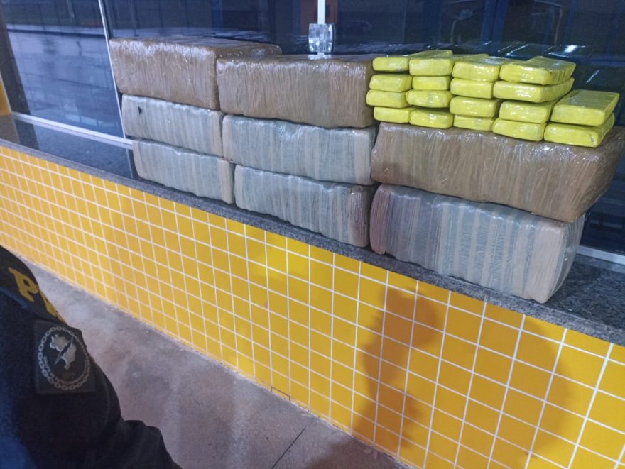 Sandero roubado com placas de Balneário Camboriú é apreendido com 115 kg de maconha em Guaíra