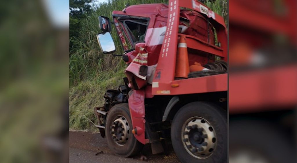 Grave acidente deixa motorista preso nas ferragens na PR-180 em Quarto Centenário Grave acidente deixa motorista preso nas ferragens na PR-180 em Quarto Centenário