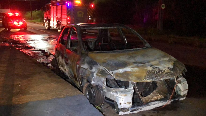 Homem tem carro roubado e incendiado após contratar garota de programa
