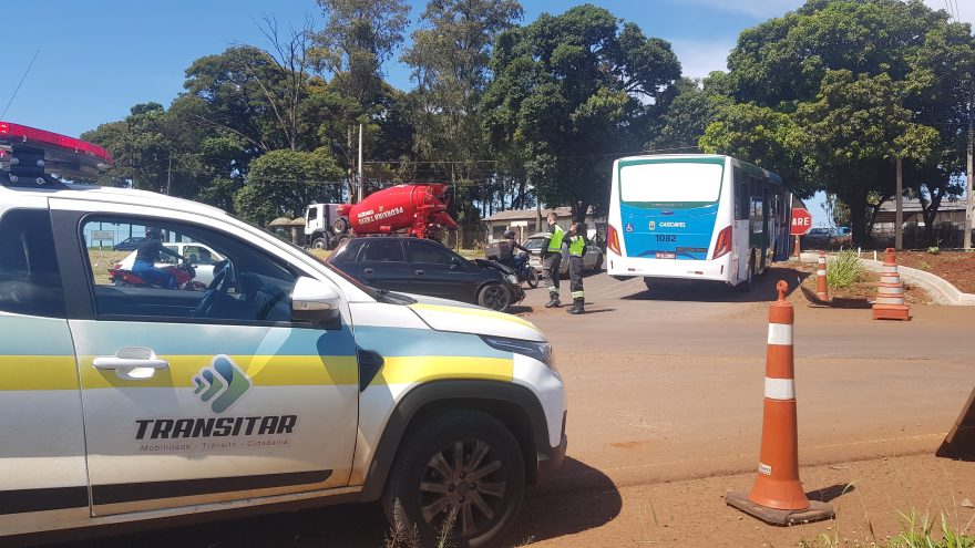 Automóvel e ônibus do transporte público colidem no Trevo da Ceasa