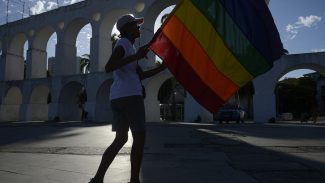 População LGBT nas favelas enfrenta dificuldades para acessar serviços