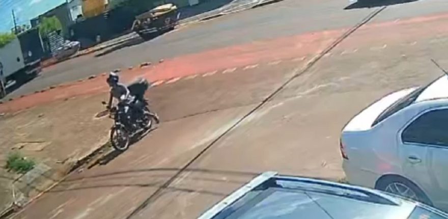Câmera flagra furto de moto no Santa Cruz