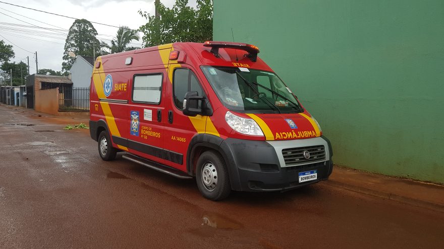 Menino de 12 anos fica ferido após colisão entre carro e mobilete no Bairro Interlagos