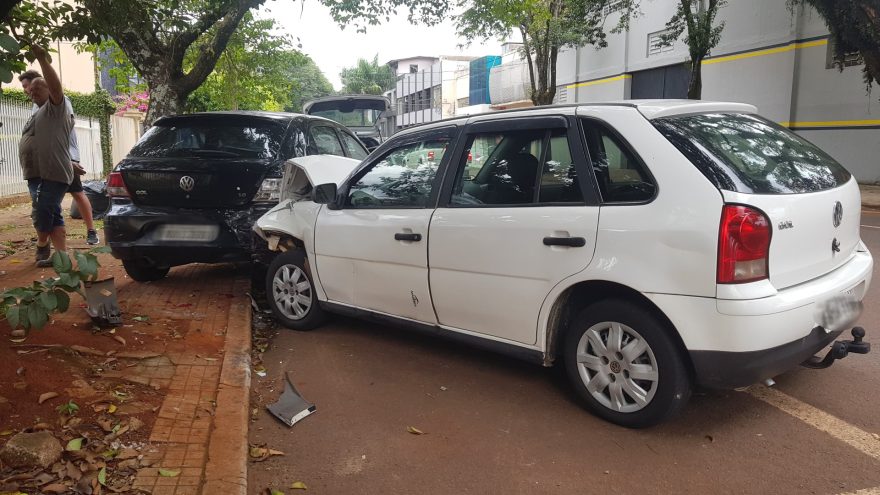 Embriagado, motorista atinge carros estacionados na Rua Paraná e acaba preso pela GM e Transitar