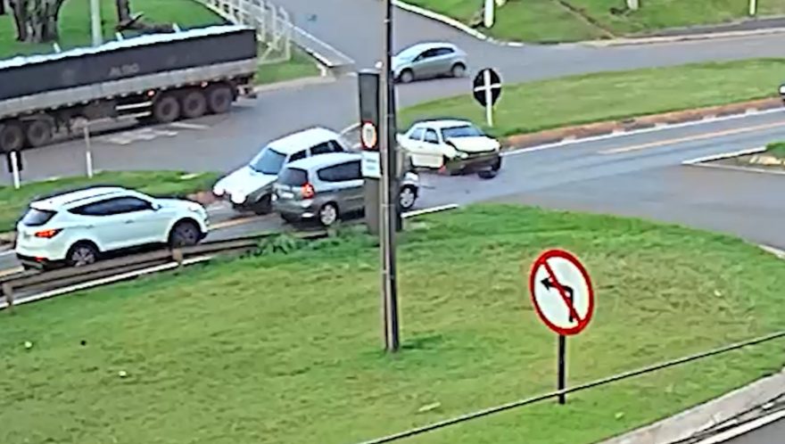 Vídeo mostra momento em que Gol bate contra Uno no Trevo da Portal e carro é arremessado contra Honda Fit