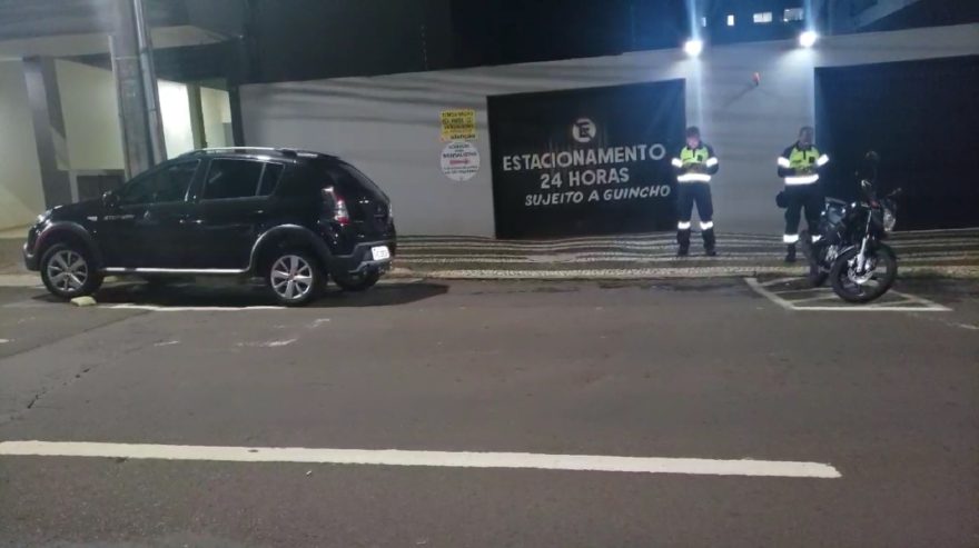 Veículos estacionados no ‘jeitinho brasileiro’ são denunciados e Transitar confecciona notificações