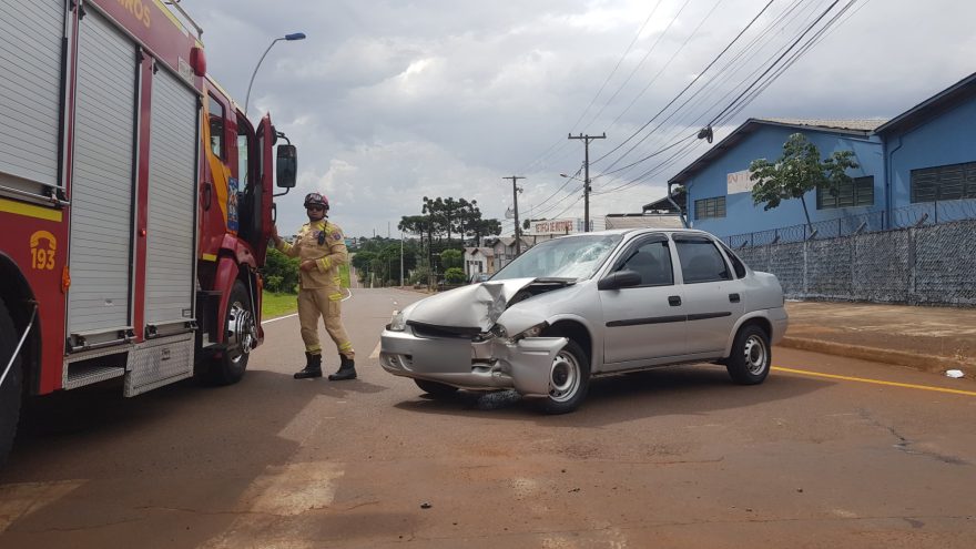 Homem perde controle do carro e bate contra guard rail na Marginal da BR-467 no Periolo