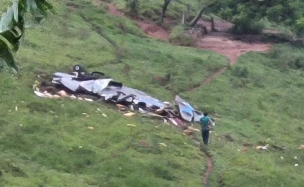 Avião cai e deixa ao menos 3 mortos no interior de Minas Gerais Avião cai e deixa ao menos 3 mortos no interior de Minas Gerais