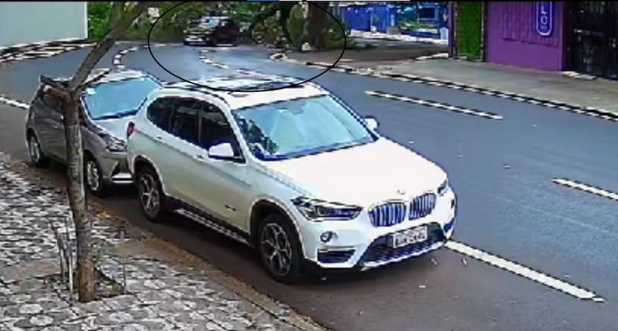 Câmera mostra momento em que veículo é atingido por árvore na Rua Minas Gerais