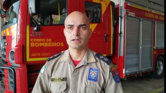 Bombeiros tiveram bastante trabalho para remover o galho que caiu sobre um carro no Centro