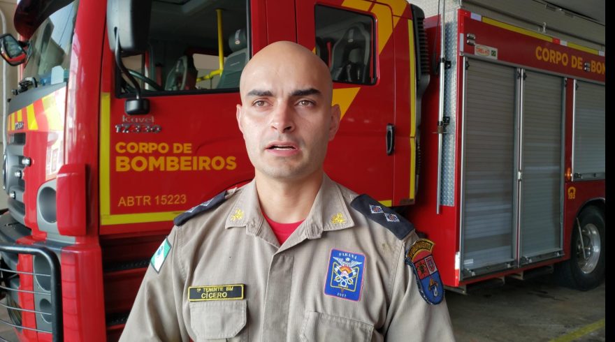 Bombeiros tiveram bastante trabalho para remover o galho que caiu sobre um carro no Centro