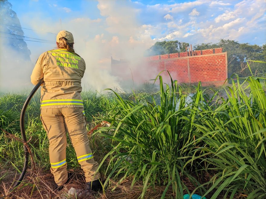Bombeiros combatem incêndio em lote no Brasmadeira