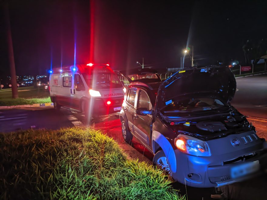 Fiat Uno e caminhonete se envolvem em acidente no Trevo da Portal