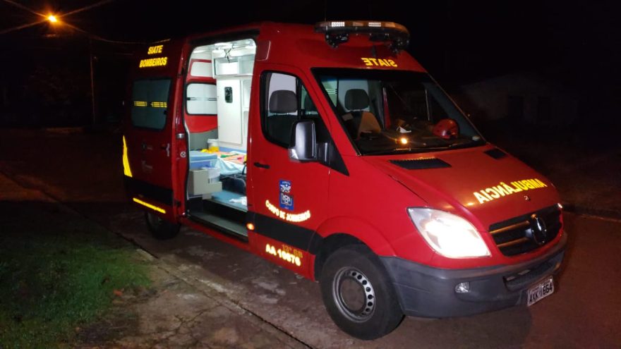 Mulher recebe atendimento do Corpo de Bombeiros após sofrer queda de plano elevado