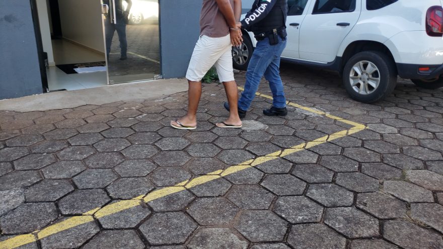 DH cumpre mandado de busca e apreensão em residência e prende homem com arma de fogo