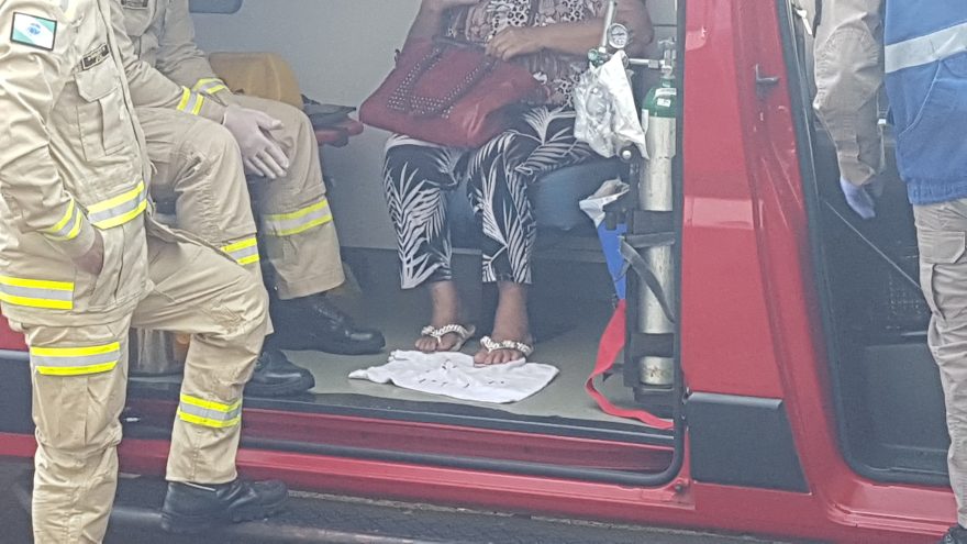 Idosa sofre queda ao descer de ônibus do transporte coletivo