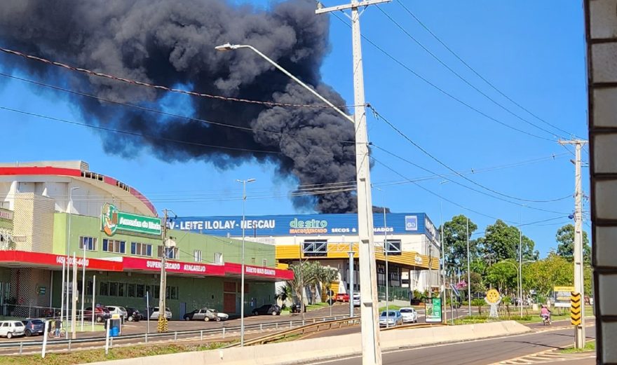 Corpo de Bombeiros combate incêndio na Dip Frangos em Cascavel