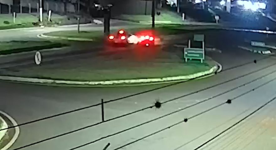 Vídeo mostra Uno atravessando Trevo da Portal e sendo atingido por caminhonete