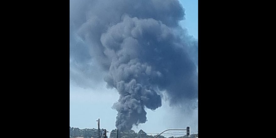 Após incêndio na Dip Frangos, densa nuvem de fumaça foi vista em vários pontos da cidade