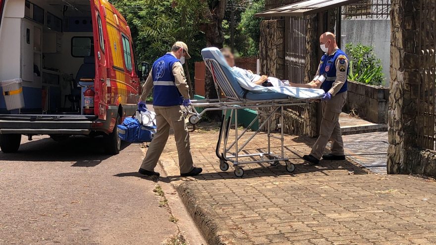 Idoso é socorrido após sofrer queda no Centro