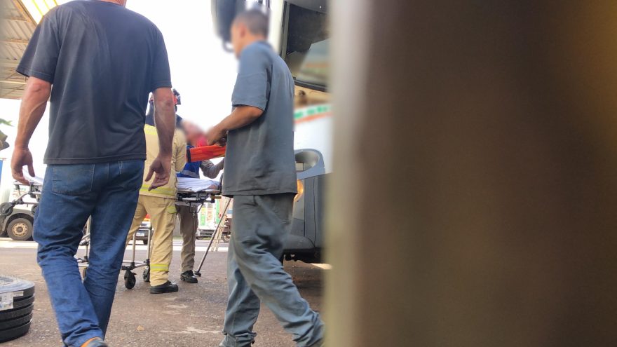 Homem sofre convulsão e cai de cima de caminhão no Pacaembu