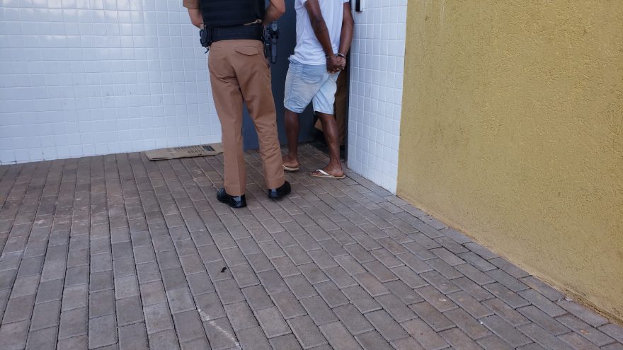 Homem é preso por tráfico na Rua Galo da Serra