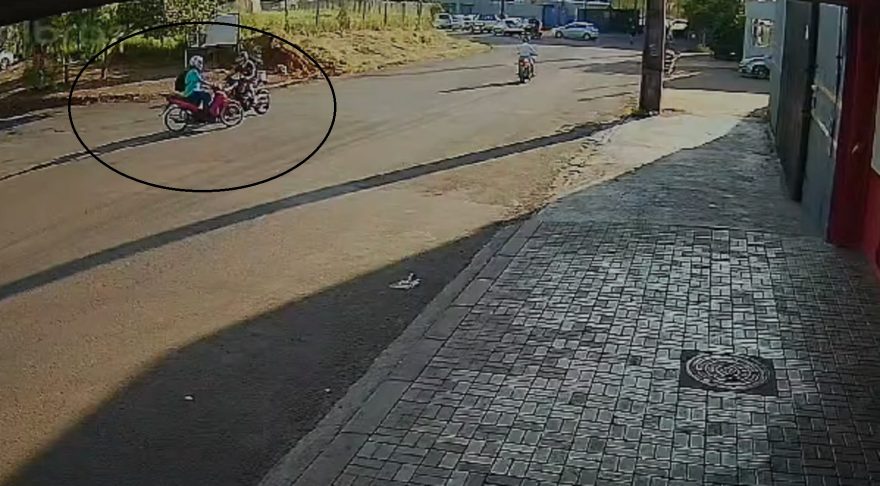 Câmera registra acidente entre duas motos no Parque São Paulo