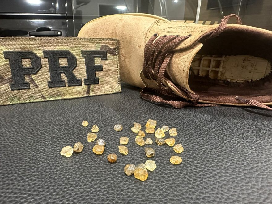 PRF descobre 31 pedras misteriosas escondidas em calçado de paraguaio