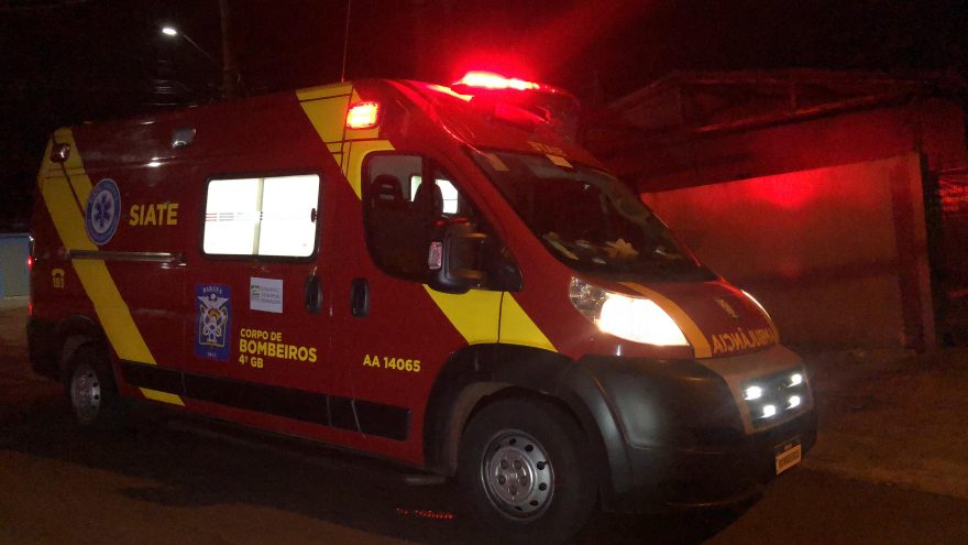 Mulher encontrada caída na rua recebe atenção do Siate no Brasmadeira