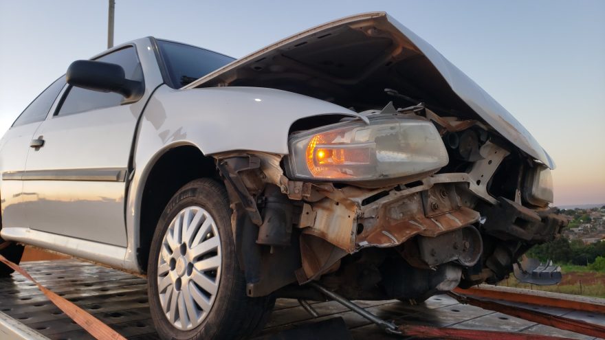 Gol colide em mureta no acesso da rodovia BR-277 no Trevo Cataratas