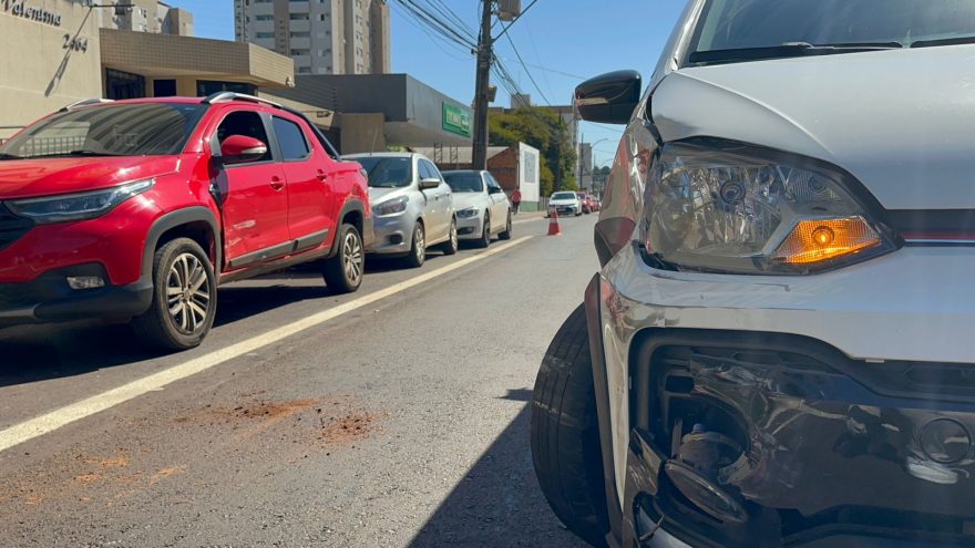 Batida entre dois carros é registrada na Rua Antonina