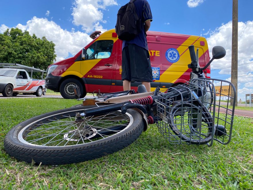 Ciclista fica ferida ao se envolver em acidente na Avenida Tancredo Neves