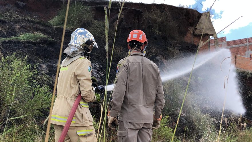 Bombeiros combatem grande incêndio no Florais do Paraná