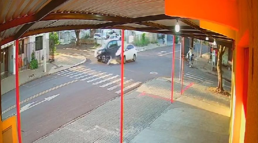 Câmera flagra forte acidente entre veículos no Santa Cruz