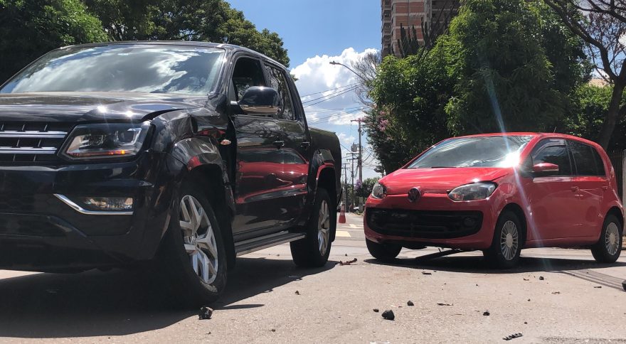Motorista de Amarok fica ferida em acidente na Rua Flamboyant