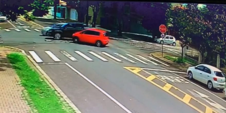 Câmera flagra acidente entre Amarok e Up na rua Flamboyant