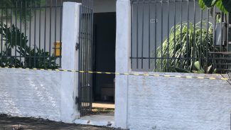 Homem morre baleado no sofá de residência na Rua Xingu