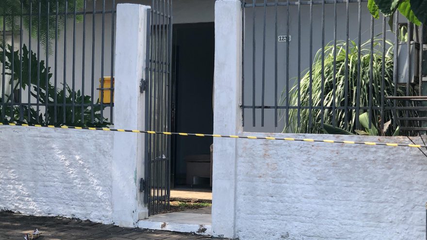 Homem morre baleado no sofá de residência na Rua Xingu