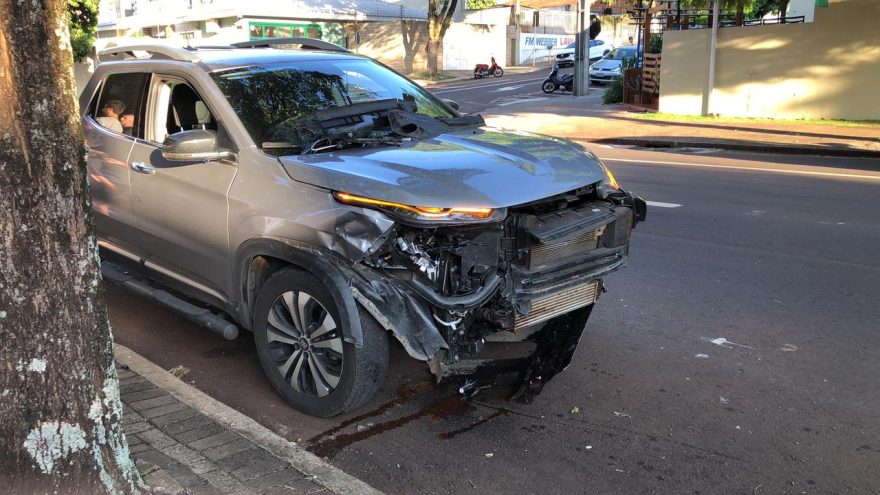 Acidente entre dois carros é registrado no Centro
