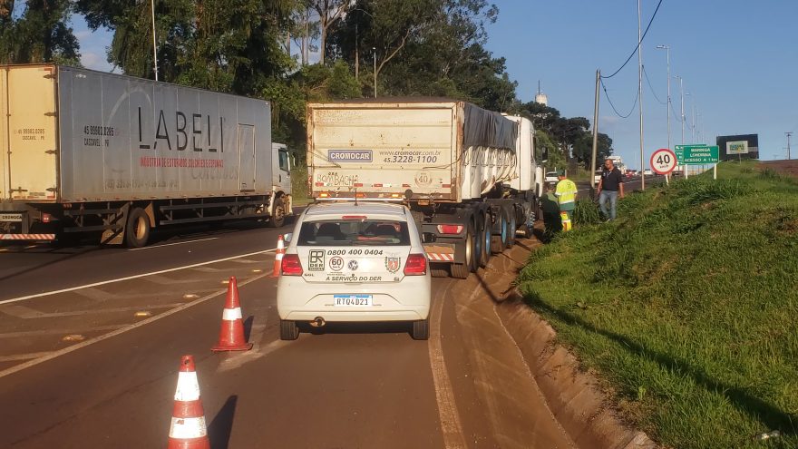 Caminhão parado na lateral da BR-277 deixa o trânsito lento