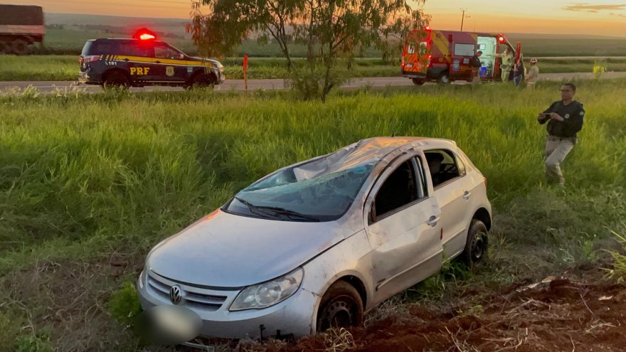 Criança é ejetada de veículo em capotamento na BR-163