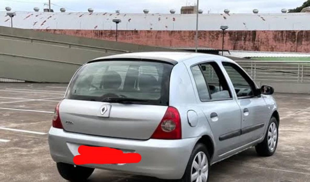 Clio é furtado no Bairro Universitário