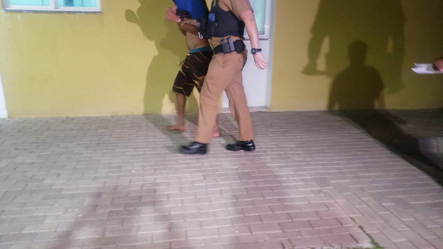 Homem é preso após agredir a esposa e quebrar a residência em Boa Vista da Aparecida
