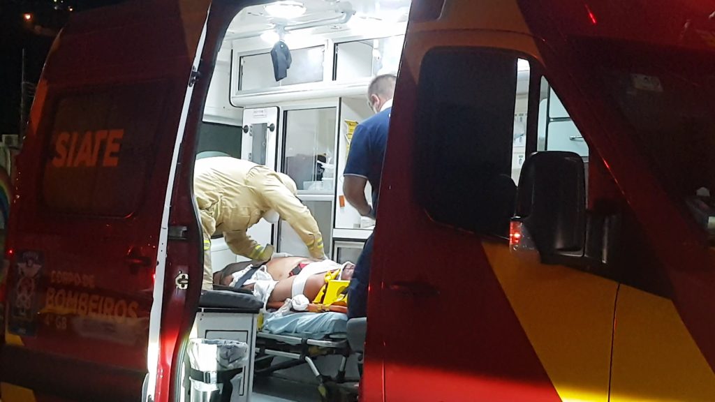 Motociclista é socorrido após cair fazendo manobras no bairro Coqueiral Motociclista é socorrido após cair fazendo manobras no bairro Coqueiral