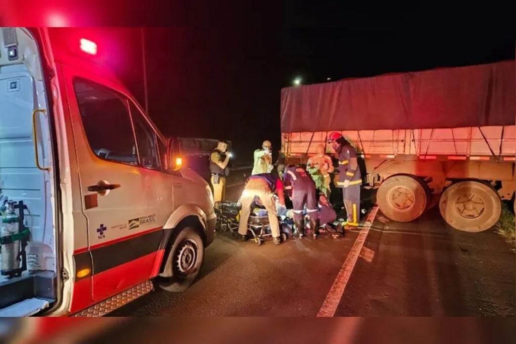 Motociclista morre após colisão com carreta na BR-369 em Arapongas Motociclista morre após colisão com carreta na BR-369 em Arapongas